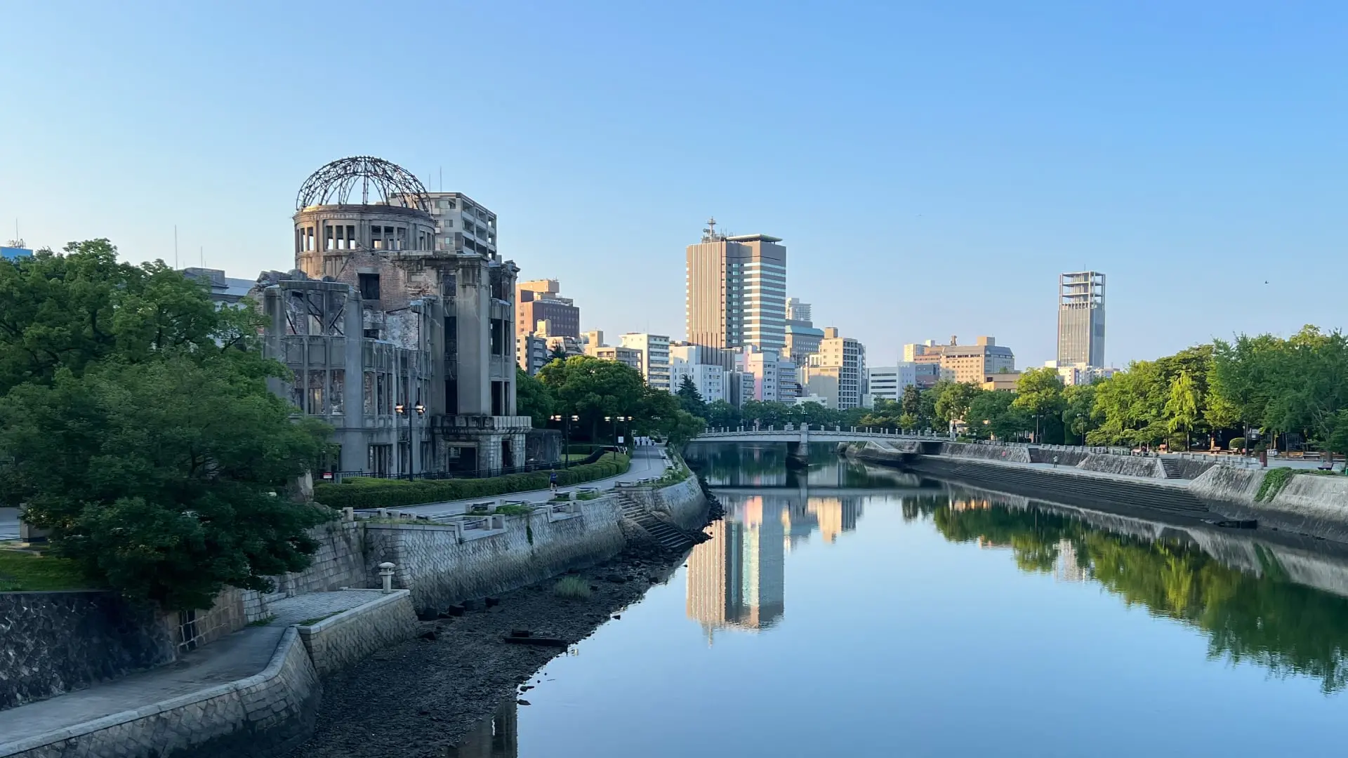 原爆ドームと広島の街並み