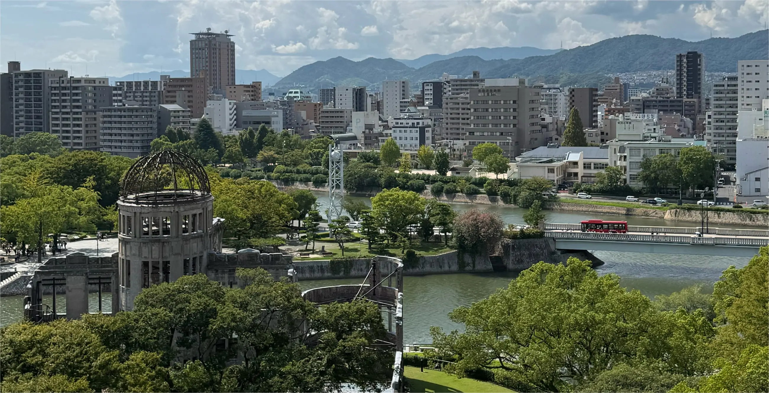原爆ドームと広島の街並み