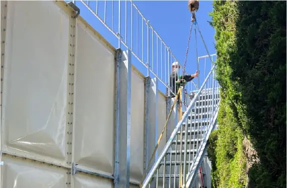 白い外壁と階段が設置された建築現場