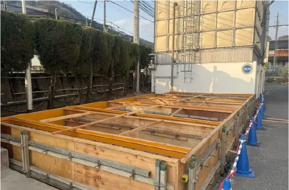 木製型枠が組まれたコンクリート基礎工事現場