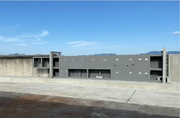 完成した灰色のコンクリート建物外観