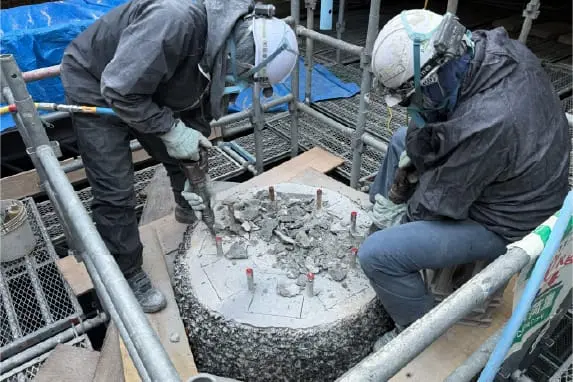 水処理施設で配管作業を行う作業員